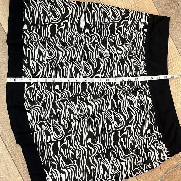 Michael Kors Black and White Knee Length Skirt Size 14 - Picture 9 of 9